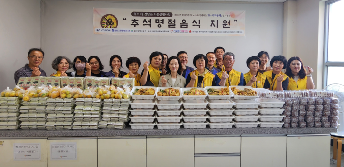북구 농소1동 지역사회보장협의체는 15일 현대차 노사 H-지역동행사업으로 현대차 3공장 봉사자들과 명절음식을 만들어 취약계층 60세대에 전달했다. 북구 제공