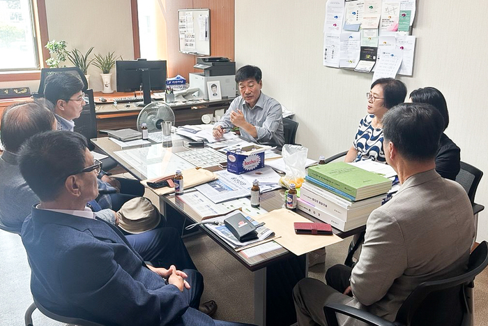 울산광역시의회 조성철 의원은 15일 오전 시의회  의원연구실에서 충숙공이예선생기념사업회 관계자들을 만나 이예 선생의 선양사업 활성화와 제도적 지원방안에 대한 의견을 청취했다.