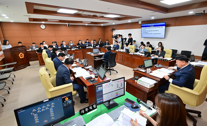 울산광역시의회 예산결산특별위원회(위원장 박용걸)는 15일 시의회 회의실에서 제2차 예산결산특별위원회를 열고 2025회계연도 울산광역시교육청 결산 및 예비비 지출 승인의 건, 2026년도 제3회 울산광역시교육비특별회계 추가경정예산안과 2026년도 울산광역시교육청 기금운용계획 변경안 등을 심사하고 확정의결했다. 울산시의회 제공