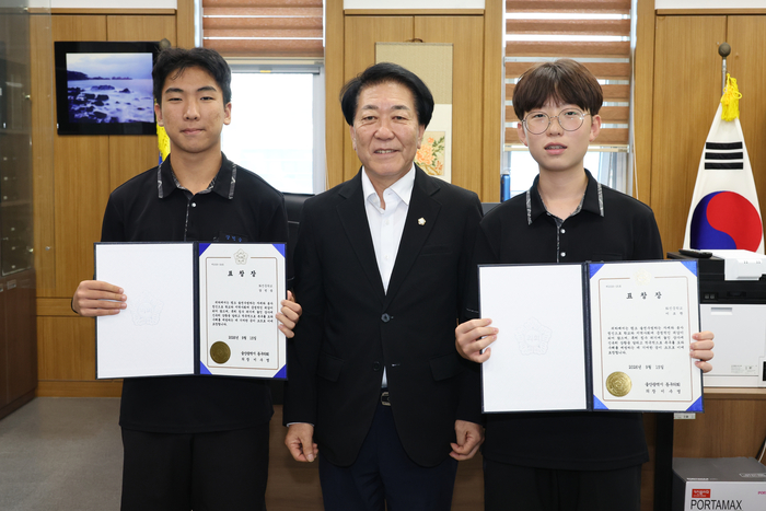 울산 동구의회(의장 이수영)는 15일 의장실에서 집중호우로 침수 위기에 처한 상가의 피해 복구를 도운 화진중학교 3학년 강민승 학생과 2학년 이소찬 학생에게 표창장을 수여했다. 동구의회 제공