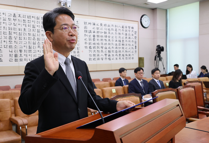김승원 법무부 장관 후보자가 15일 국회 법제사법위원회에서 열린 인사청문회에서 선서하고 있다. 연합뉴스