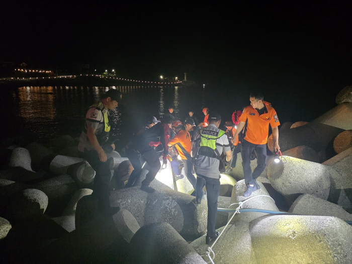 울산해양경찰서는 지난 14일 오후 11시 14분께 울산 나사방파제 인근 해상에서 익수자 1명을 발견해 인양했다. 울산해경 제공
