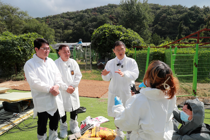 김상욱 울산시장이 15일 울산유기동물보호센터를 방문해 이웅종 교수, 시설관계자들과 현황을 점검하고  제도 개선 방향에 대해 의견을 나눴다. 울산시 제공