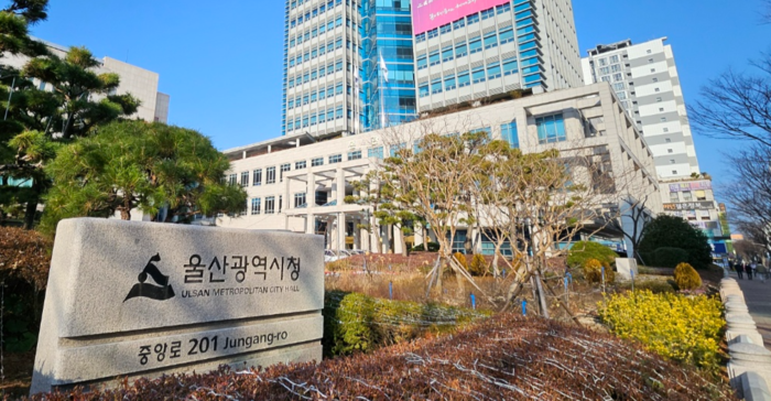 민선 9기 울산시의 공약 이행계획을 무작위로 선발된 시민 70명이 주민배심원으로 참여해 직접 점검하고 수정·보완 의견을 제시한다. 사진은 울산시청 전경. 울산매일 포토뱅크