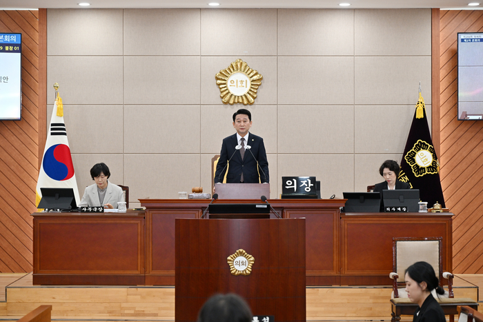울산 중구의회는 15일 열린 제1차 정례회 제2차 본회의에서 엄희순 의원이 대표발의한 제2차 공공기관 이전 울산혁신도시 유치 결의안을 채택했다. 중구의회 제공