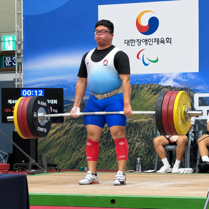 강원호가 15일 한림체육관에서 열린 남자 -100kg급 OPEN 결승전에서 데드리프트 258kg을 들어올리고 부문 우승을 차지했다. 강원호는 파워리프트종합, 스쿼트, 데드리프트 3부문 모두 대회신기록을 수립하며 3관왕에 올랐다. 시장애인체육회 제공