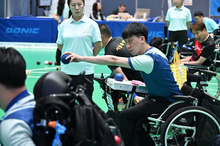 15일 제주 사라봉다목적체육관에서 열린 보치아 혼성 3인조(단체전) BC1·BC2 본선 8강전에서 마제우가 신중한 표정으로 공을 던지고 있다. 시장애인체육회 제공
