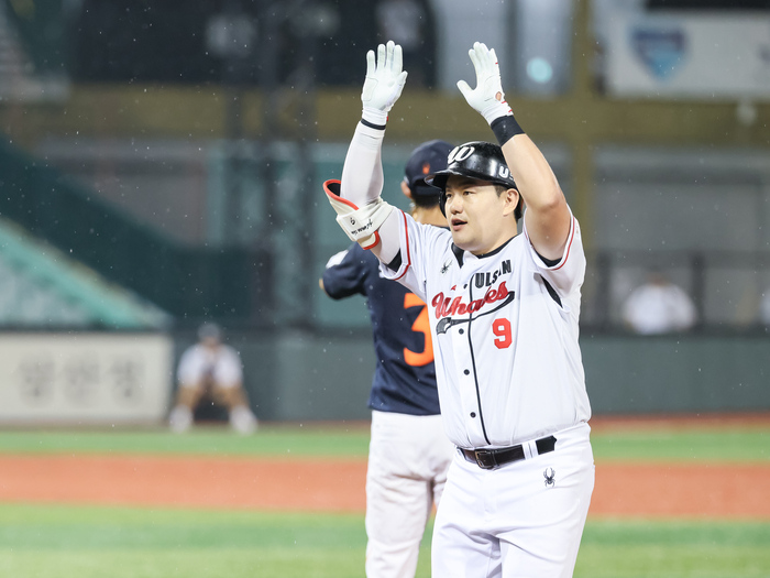 울산웨일즈 최지만이 오는 21일 열리는 2027 KBO 신인드래프트에 참가한다. 최지만은 구단과 일정을 조율해 드래프트 현장을 찾은 뒤, 곧바로 팀에 복귀해 남은 시즌 일정을 소화할 예정이다. 웨일즈 제공