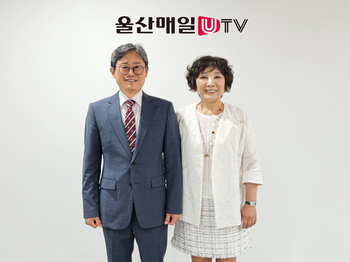 최보현 신임 울산경찰청장이 15일 신임 인사차 본사를 방문해 이연희 대표이사와 환담을 나눈 후 기념촬영을 하고 있다.