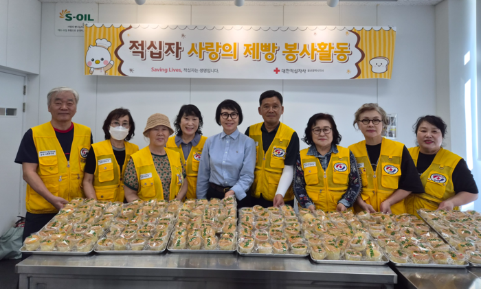 울산 중구청소년센터(센터장 이죽련)는 16일 사랑나눔적십자봉사회(회장 명미자)로부터 머핀 200개 상당을 전달받았다.