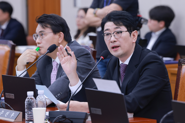 국민의힘 주진우 의원이 15일 국회 법제사법위원회에서 열린 김승원 법무부 장관 후보자 인사청문회에서 질의하고 있다. 연합뉴스
