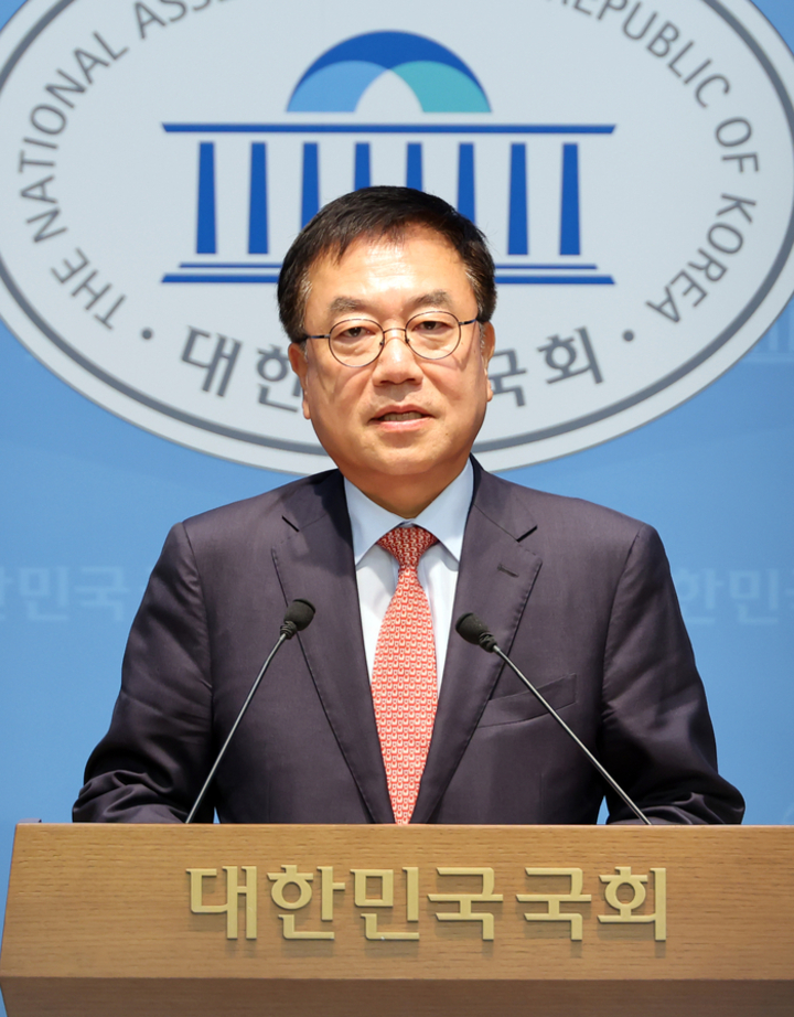 민의힘 서범수 의원이 16일 국회 소통관에서 ‘돌려차기 실언’ 논란으로 내려진 당 중앙윤리위원회의 ‘당원권 정지’ 징계에 대한 재심 청구를 철회하고, 법원에 효력정지 가처분 신청을 한 이유와 향후 계획 등을 밝히고 있다. 연합뉴스