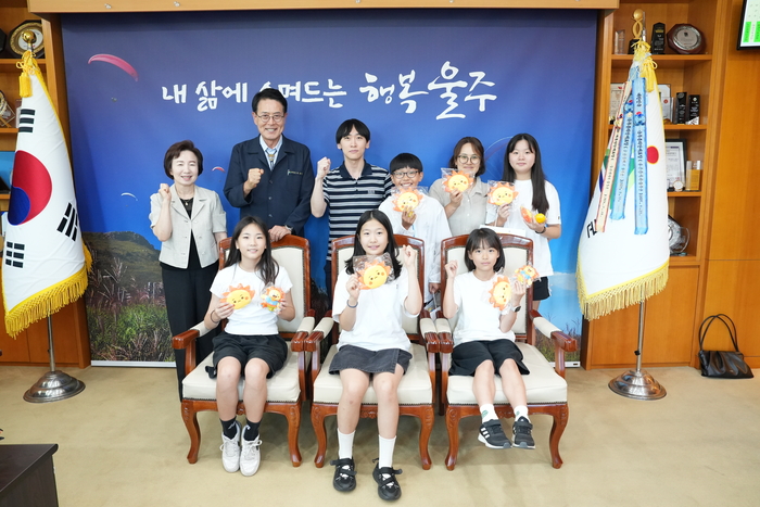 울산 울주군이 16일 군청 소회의실에서 이순걸 군수와 삼남초등학교 성서현 학생자치회장 및 학생 임원진, 담당 교사 등이 참석한 가운데 ‘통학환경 개선 건의를 위한 간담회’를 가졌다.