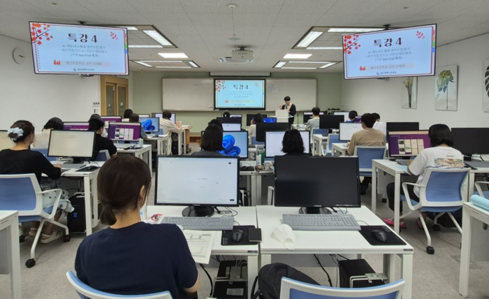 울산 지역 교원들이 16일 시교육청 컴퓨터실에서 울산초 신재광 교사의 ‘내가 직접 만드는 나만의 교육 정보 기술’ 특강을 듣고 있다. 교육청 제공