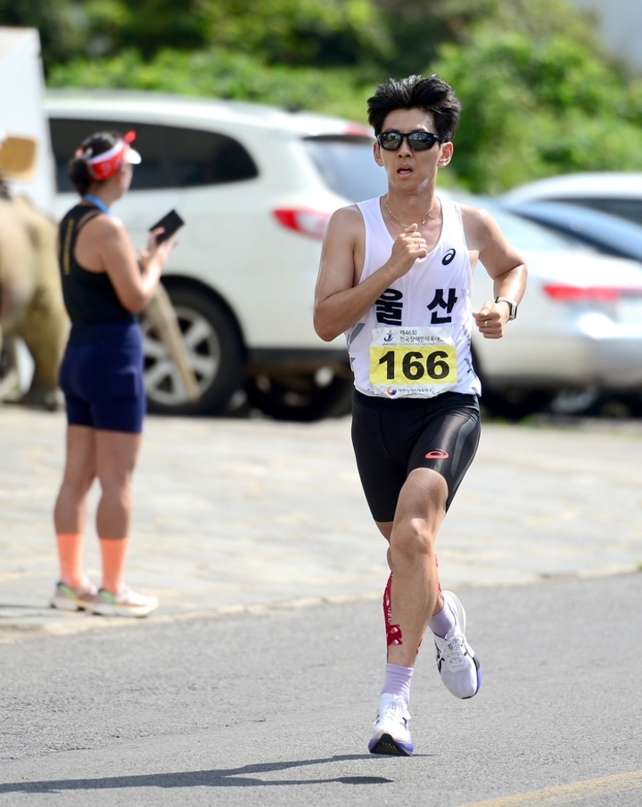 허동균(울산시장애인체육회)이 16일 제주 남해안도로에서 열린 남자 10km 마라톤 DB 종목에 출전해 37분29초로 은메달을 차지했다. 대한장애인체육회 제공