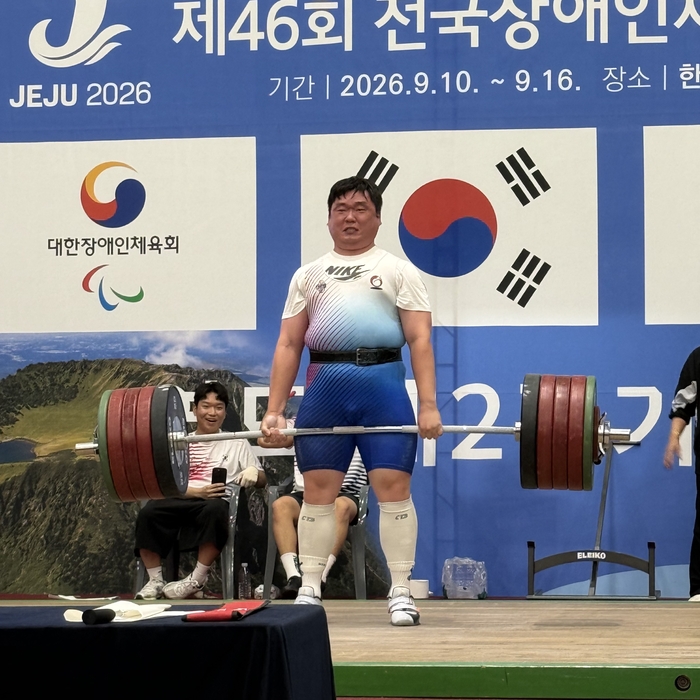 김형락(동구청)이 데드리프트 300kg을 들어올리고 있다. 김형락은 제46회 전국장애인체육대회에서 역도 남자 +110kg급으로 출전해 파워리프트종합 584kg, 스쿼트 284kg, 데드리프트 300kg으로 한국신기록 3개를 수립했다. 시장애인체육회 제공