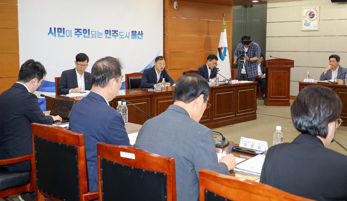 김상욱 울산시장이 16일 시청 상황실에서 열린 AI혁신산업 및 자치경찰 분야 2027년도 주요업무계획 보고회를 주재하고 있다. 이수화 기자