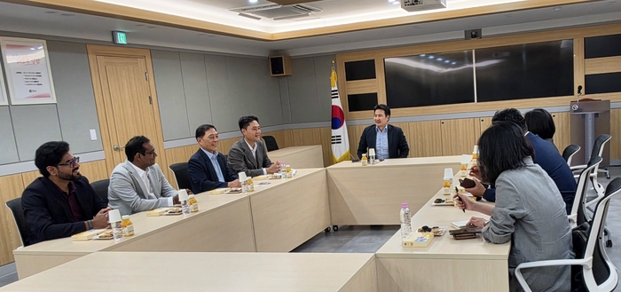 미국 현지기업인들이 현지실사를 위해 양산시 소재 ㈜대한오토텍을 방문해 브리핑을 받고 있다.