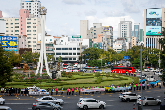 대우여객자동차, 우리버스, 전국모범운전자연합회, TBN울산교통방송, 녹색어머니회 등은 다가오는 추석을 맞아 17일 울산 남구 공업탑로터리에서 안전운행 및 음주운전 근절강화를 위한 교통안전 캠페인을 실시했다. 이수화 기자