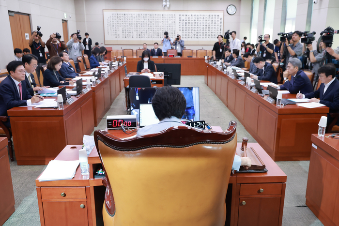 17일 국회 법제사법위원회 전체회의에서 위원장인 더불어민주당 서영교 의원이 개의를 선언하고 있다. 연합뉴스