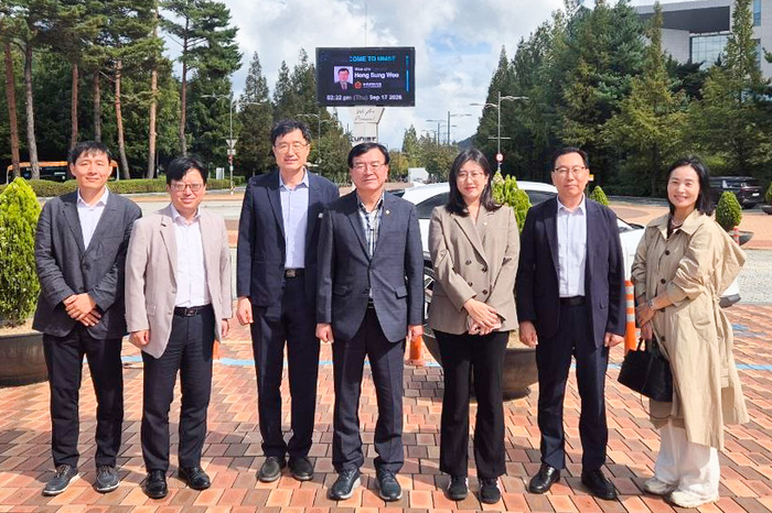 울산시의회 홍성우 제1부의장은 17일 오후 UNIST를 방문해 주요 연구시설과 첨단 연구장비를 살펴보고, 지역 기업의 연구장비 활용 확대와 전문인력 양성, AI 교육 및 정책 연구 협력 방안을 논의했다. 울산시의회 제공