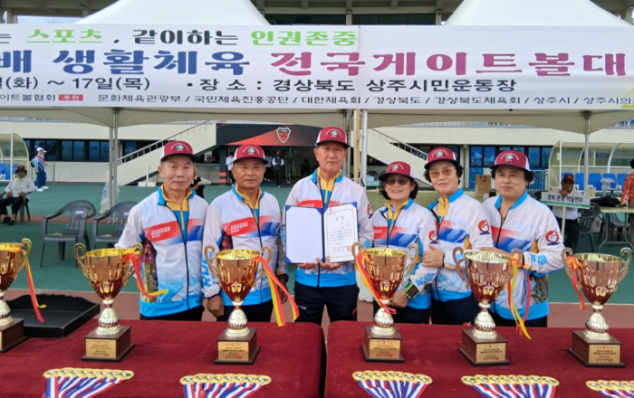 이달 15~17일 경북 상주시민운동장에서 열린 ‘제25회 국무총리배 생활체육 전국게이트볼대회’에서 울산 동구팀이 C그룹에서 우승을 차지한 뒤 단체 기념촬영을 하고 있다. 시체육회 제공