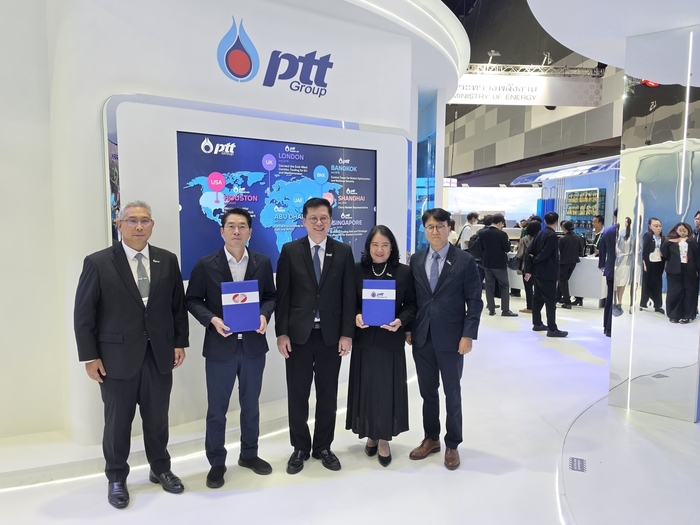 PTT 인터내셔널 트레이딩의 바이타양 쿨라바니자야 부사장, 이상돈 한국동서발전 에너지사업처장, 자투롱 워라윗수라왓타나 수석부사장, 타눈폰 탕피타쿨 대표이사, 김동훈 상류부문 트레이딩 최고책임자가 ‘가스텍 2026’ 피티티그룹 부스 앞에서 기념촬영을 하고 있다. 동서발전 제공