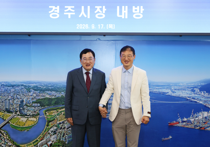 김상욱 울산시장은 17일 울산시청을 방문한 주낙영 경주시장과 울산-경주 주요 사업 관련 협력 방안을 논의했다. 울산시 제공