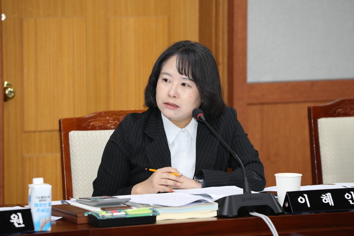 이혜인 의원이17일 열린 제280회 제1차 정례회 제2차 예산결산특별위원회에서 최근 중단된 남구 복합체육시설 조성 사업에 대해 사업비 확대 과정과 재원·부지 확보 문제 등을 지적했다. 남구의회 제공