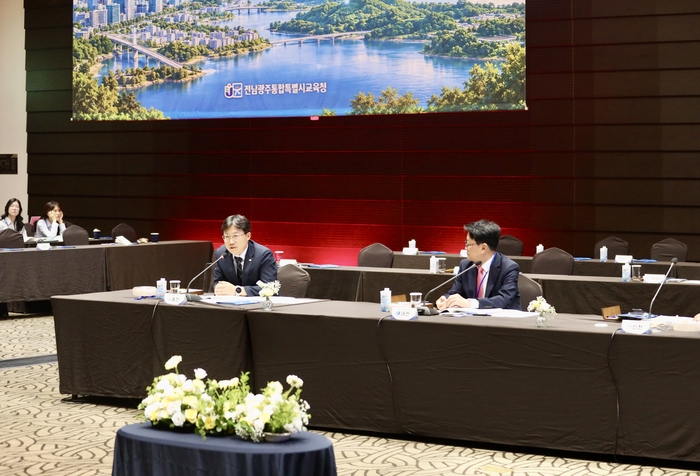 조용식 교육감이 17일 전남광주통합특별시 소노캄 여수에서 열린 ‘제109회 대한민국교육감협의회 총회’에서 제안 안건에 대해 설명하고 있다. 울산시교육청 제공