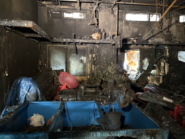 지난 22일 오후 10시 40분께 울산 동구 방어진 활어센터에 화재가 발생해 전체 62개 점포 가운데 29곳이 전소되고 33곳이 반소됐다.