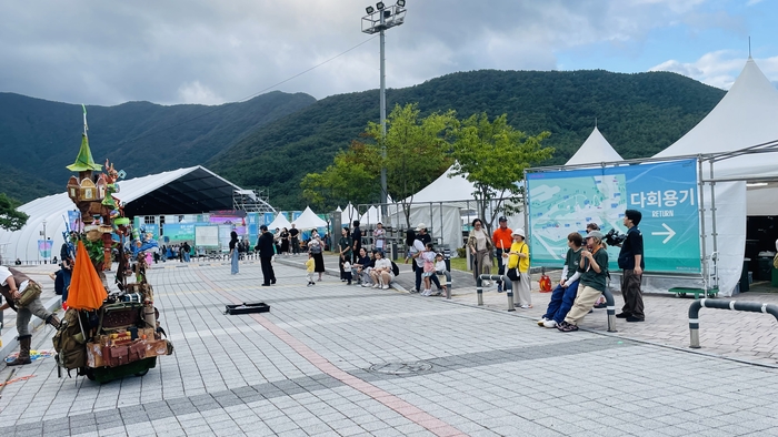 19~20일 영화제 현장은 아이와 함께 온 가족, 친구와 공연을 보러 온 청년, 등산복 차림으로 상영관을 오가는 관람객들이 고르게 눈에 띄었다.