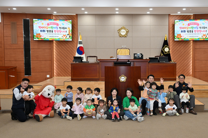 약사더샵어린이집은 지난 18일 원생들을 데리고 중구의회 본회의장 견학행사를 가졌다. 중구의회 제공