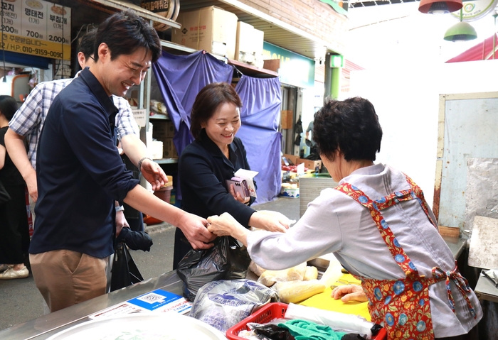 한순영 청장(오른쪽 두 번째)이 직원들과 함께 인근 망미중앙시장에서 물품을 구입하고 있다. 부산울산병무청 제공