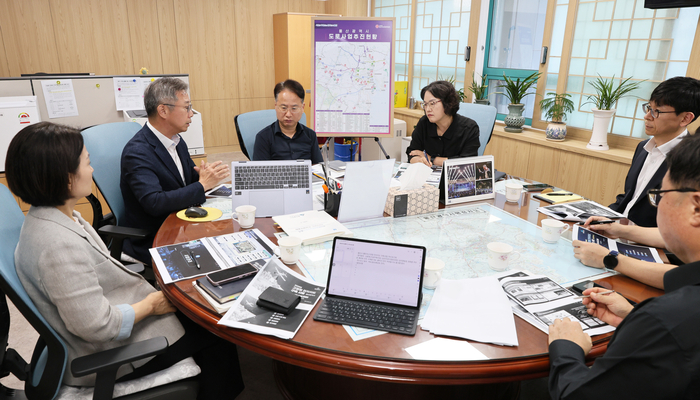 울산시는 18일 울산시청 건설주택국장실에서 김종화 울산시 건설주택국장 주재로 사업 수행기관 관계자들이 참석한 가운데 ‘2026년 고정밀 전자지도 구축 챌린지 사업 착수 보고회’를 가졌다. 울산시 제공