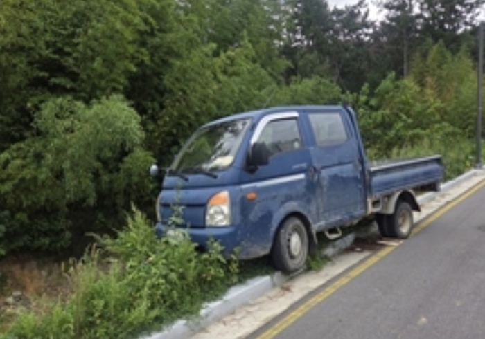 지난 19일 오전 8시 9분께 울산 중구 한 건설현장 인근 도로에서 예초 작업을 하던 70대 A씨가 1t 트럭에 깔리는 사고를 당했다. 소방본부 제공