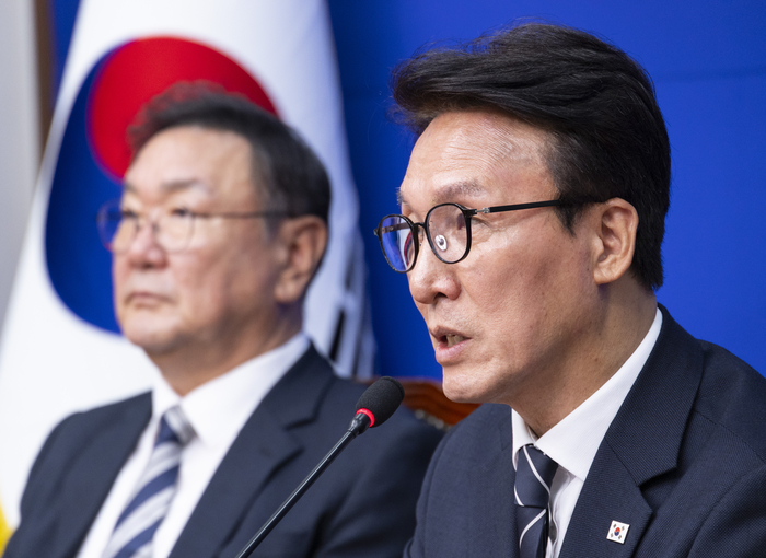 더불어민주당 김민석 대표가 20일 국회에서 열린 개헌추진단 출범 기자간담회에서 발언하고 있다. 연합뉴스