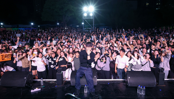 울산매일신문UTV가 주최·주관하고 울산 남구가 후원한 ‘제4회 울산 남구 청년 FESTA’가 지난 19일 울산 남구 달동문화공원 일원에서 성황리에 개최된 가운데 마지막으로 무대에 오른 래퍼 김하온이 관객들과 함께 포즈를 취하고 있다. 이수화 기자