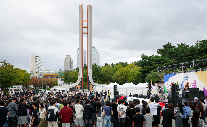 힙합듀오 빈세진과 진우성이 에너지 넘치는 퍼포먼스와 함께 식전 공연을 하고 있다. 이수화 기자