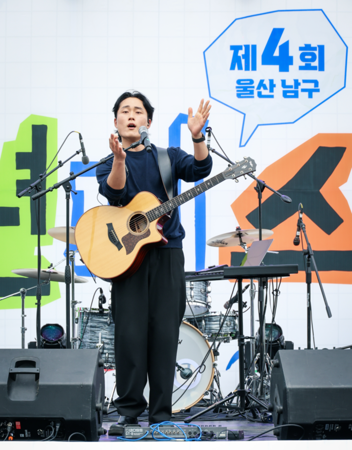 ‘길기판’ 아티스트가 기타연주와 함께 감미로운 공연을 펼치고 있다. 이수화 기자