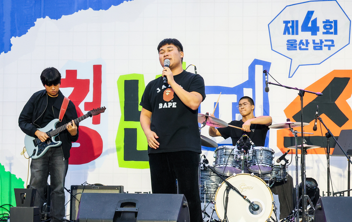 청년 밴드 경연대회에서 고등부 대상을 받은 호계고 ‘테이크원’이 멋진 공연을 하고 있다. 이수화 기자