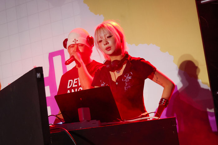 DJ HEIM이 신나는 EDM 음악으로 분위기를 뜨겁게 달구고 있다. 이수화 기자