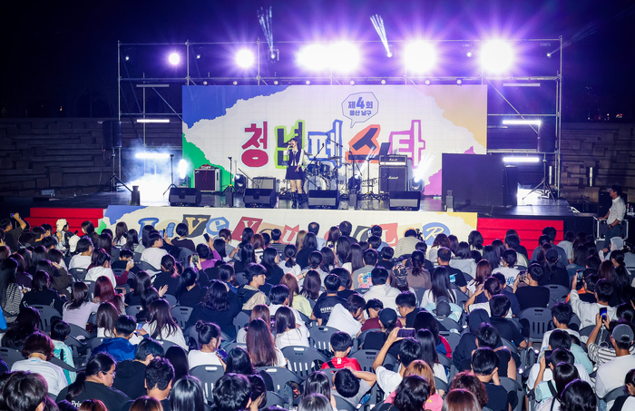 울산매일신문UTV가 주최·주관하고 울산 남구가 후원한 ‘제4회 울산 남구 청년 FESTA’가 지난 19일 울산 남구 달동문화공원 일원에서 성황리에 개최된 가운데 가수 보라미유가 감성적인 음색으로 무대를 펼치고 있다. 이수화 기자
