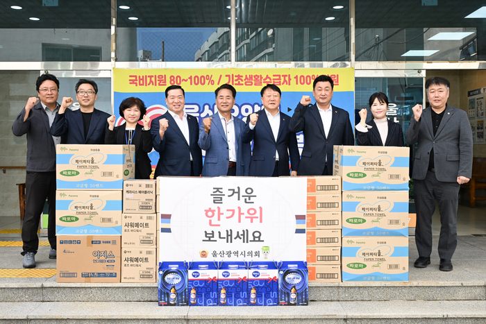 울산시의회 이장걸 행정자치위원장, 박용걸 예산결산특별위원장, 안대룡 의원은 21일 오전 추석을 앞두고 남구 소재 울산노인돌봄학교를 방문해 추석맞이 위문품을 전달하고 관계자들을 격려했다. 울산시의회 제공