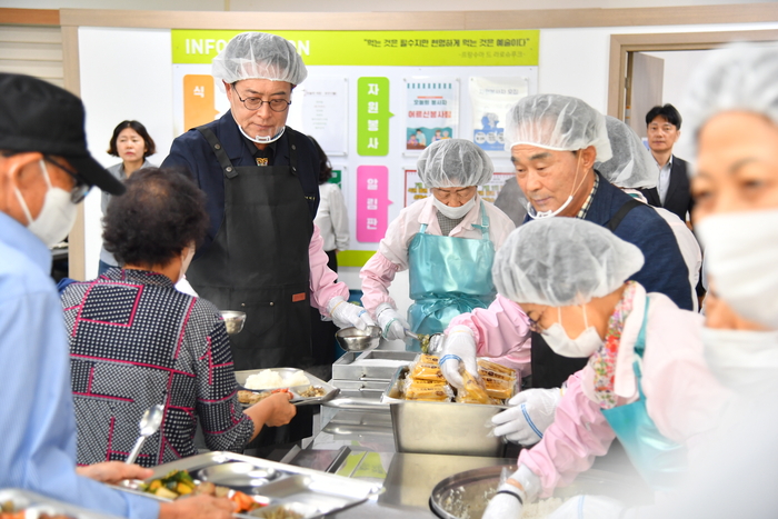 이순걸 울주군수가 추석 명절을 맞아 21일 삼남읍 교동리 서부노인복지관을 방문해 시설 이용자의 애로사항을 청취하고 격려한 뒤 경로식당에서 어르신을 대상으로 배식 봉사활동을 실시했다. 울주군 제공