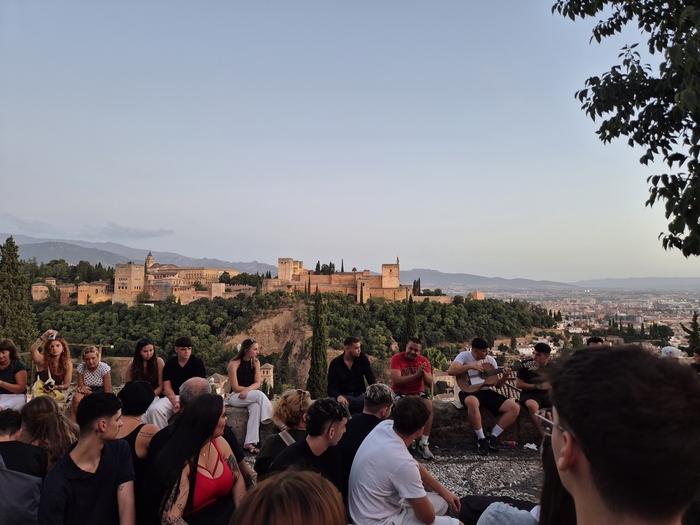 알함브라 궁전이 한눈에 들어오는 알바이신 지구의 산 니콜라스 전망대(Mirador de San Nicolás)에 관광객들이 모여 있다.