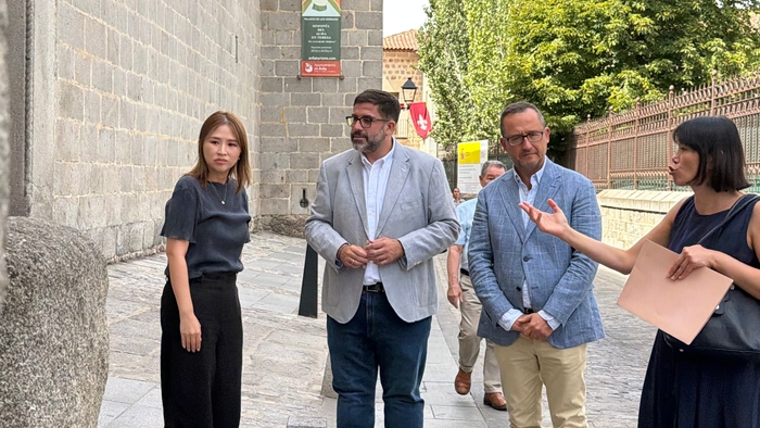 헤수스 마누엘 산체스 카브레라(Jesús Manuel Sánchez Cabrera) 아빌라 시장이 아빌라의 세계유산에 대해 이야기하고 있다.