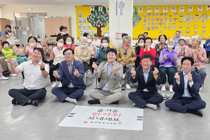 울산시의회 홍성우 부의장, 공진혁 의회운영위원장, 조성철 의원은 21일 오전 추석을 앞두고 울주군 소재 스마일재활보호센터를 방문해 추석맞이 위문품을 전달하고 관계자들을 격려했다. 울산시의회 제공