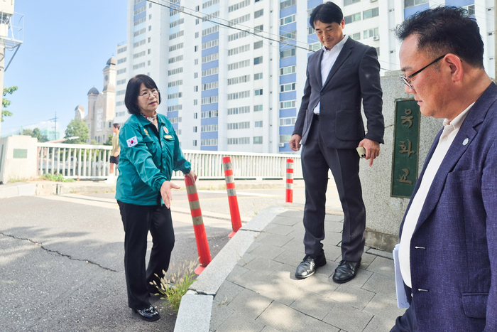 울산시의회 이영해 의장과 이상기 남구의회 의원은 21일 오후 남구청 관계자들과 함께 유화교 입구의 가파른 경사로와 보행 불편 사항을 점검하고, 안전한 보행 환경 조성을 위한 개선 방안을 논의했다. 울산시의회 제공