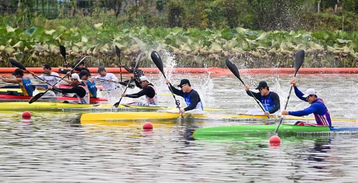 카누 조광희와 김효빈이 제105회 전국체육대회 남자일반부 k-2 200m 경기에서 금빛 물살을 가르며 나아가고 있다. 울산매일 포토뱅크